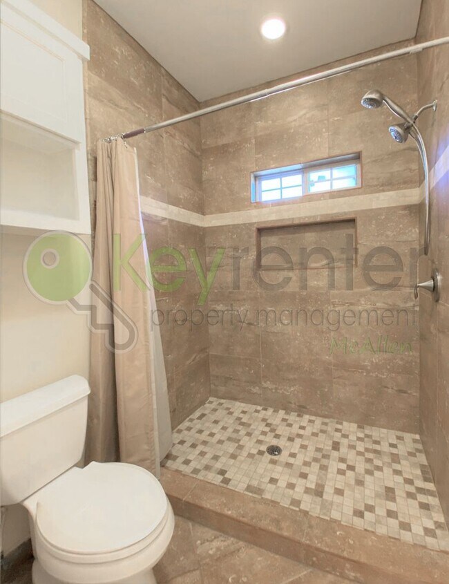 Building Photo - Beautiful 4 Bedroom- 3.5 Bathroom Home in Alamo, TX