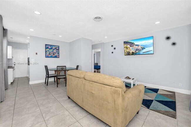 Building Photo - 2160 NE 56th St