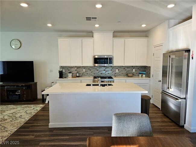 Building Photo - 600 N Carriage Hill Dr