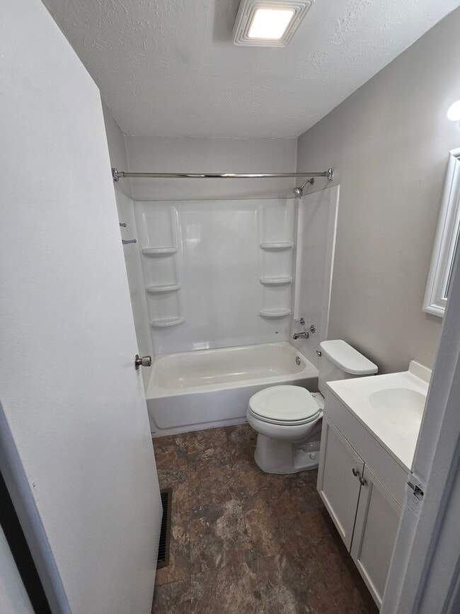 Building Photo - 3 BEDROOM SINGLE FAMILY