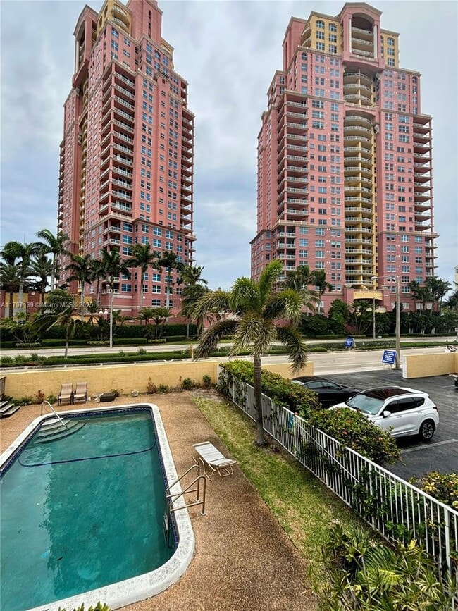 Building Photo - 2121 N Ocean Blvd