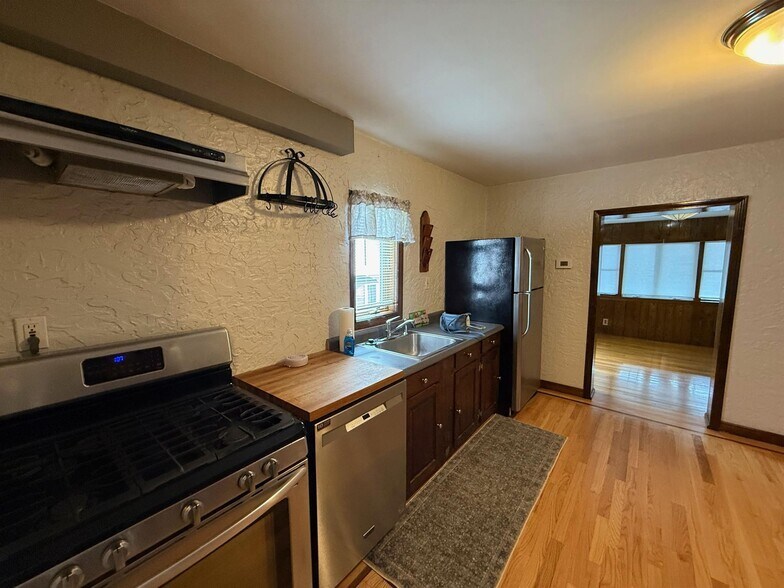 Building Photo - 19 Pitman St