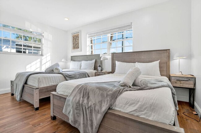 Building Photo - 2365 NE 195th St