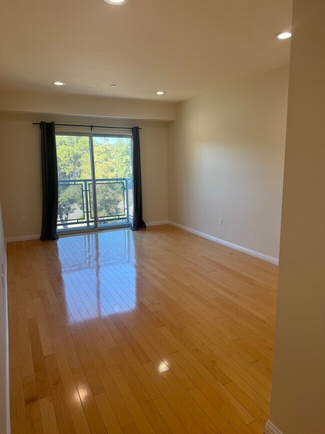 Primary Suite - 159 W Green St