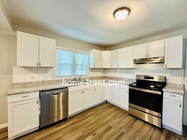 Building Photo - Cozy, Ranch Style Home w/ Stainless Steel ...