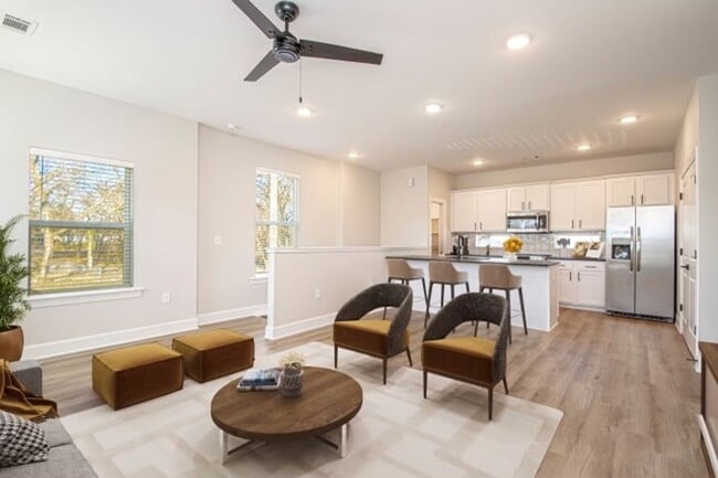 Building Photo - 2 Bed 2 Bath 2 Car Garage Townhome in Rock...