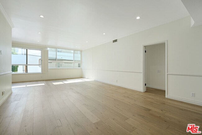 Building Photo - 435 N Palm Dr
