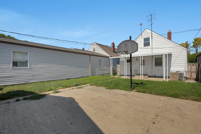 Building Photo - 3 Bed, 1 Bath Single-Family Home – Great L...