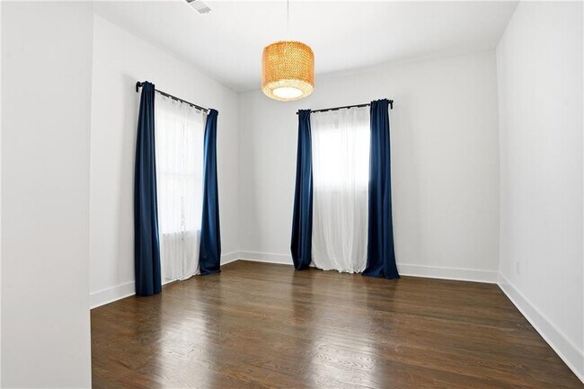 Building Photo - 1025 Oak St SW