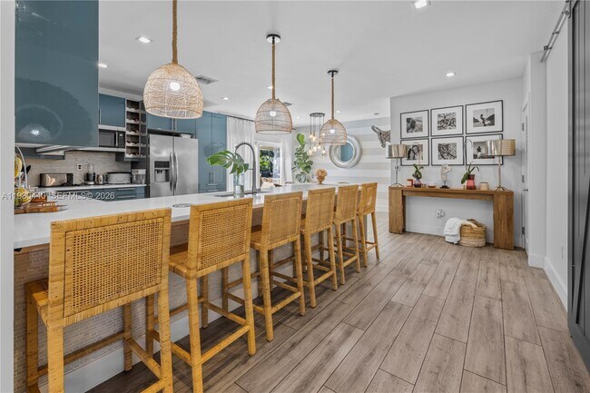 Building Photo - 1121 NE 85th St