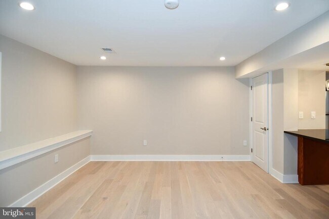 Building Photo - 901 Lawrence St NE