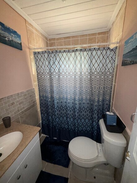 bathroom 1 - Full bathroom - 128 McCoy Dr