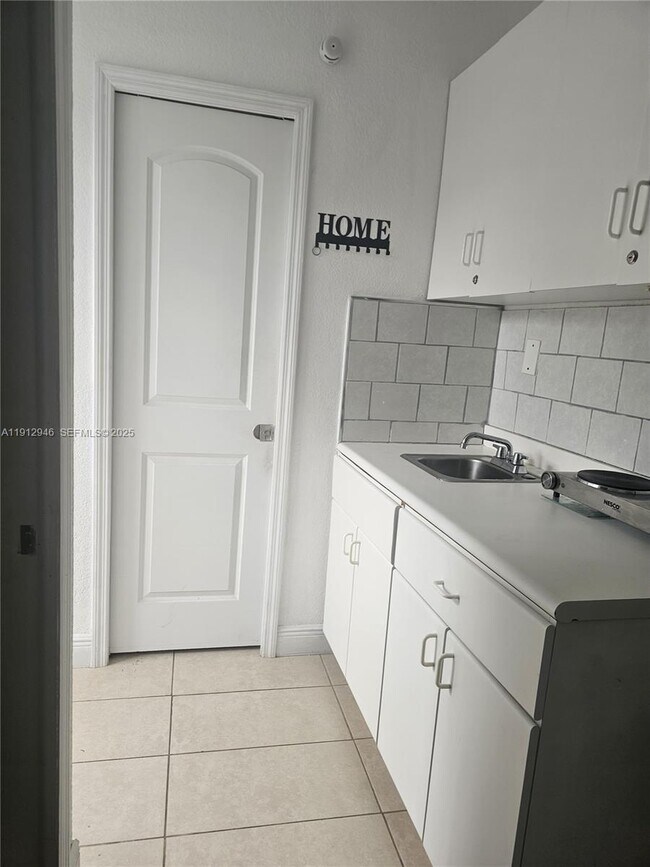 Building Photo - 954 SE 1st St