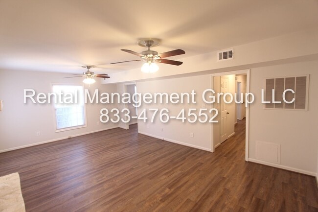 Building Photo - Newly Updated 3BR 2.5BA Townhome in Most C...