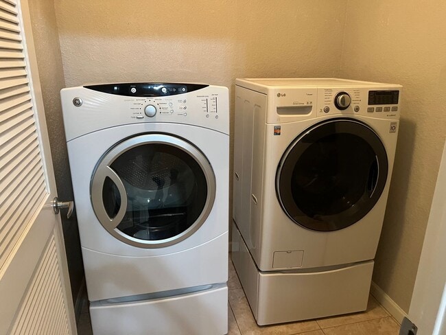 Building Photo - Spacious 3BR/2BA Gated Condo with Resort-Style Amenities!