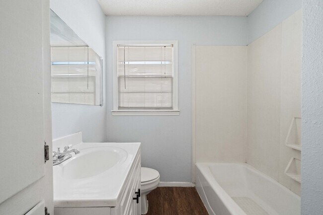 Building Photo - Vintage Home in Medical District *HALF-OFF...