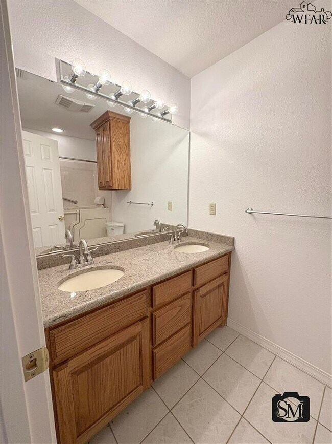 Building Photo - 1431 Cherokee Cir