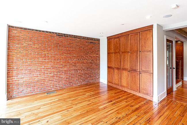 Building Photo - 325 D St SE
