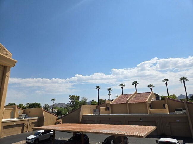 Building Photo - Beautiful two story, 3 bed, 1 full bath, 2...