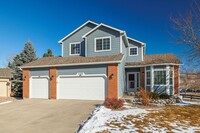 Building Photo - Gorgeous 6 bedroom 2 story, 3 car garage h...