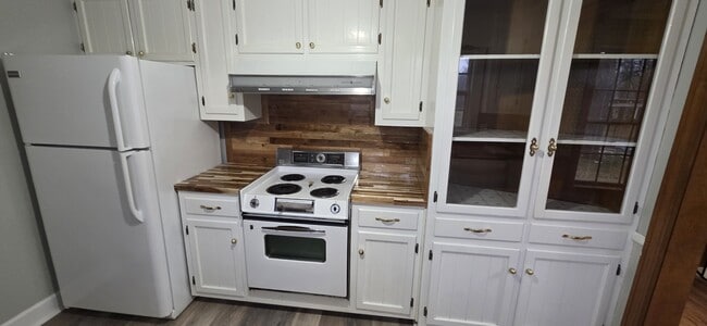 Building Photo - 3410 E Main St