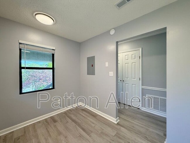 Building Photo - 2406 Abbey Cir