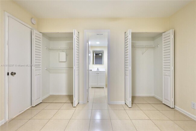 Building Photo - 10016 Twin Lakes Dr