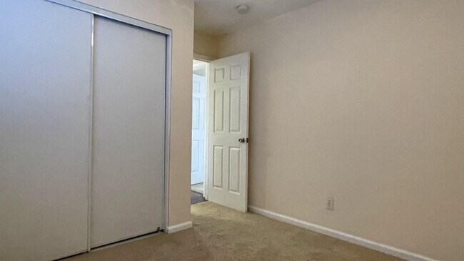 Building Photo - 960 Branham Ln