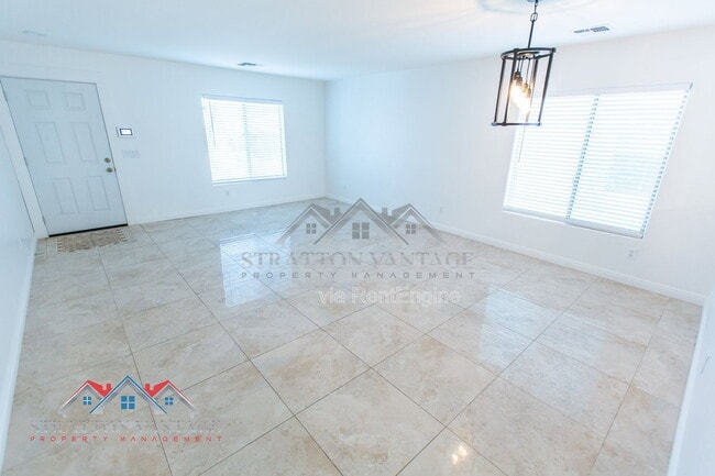 Building Photo - 110 Cholla St