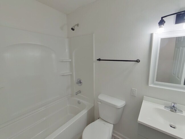 Building Photo - 5BR Renovated Home - Accepting Section 8