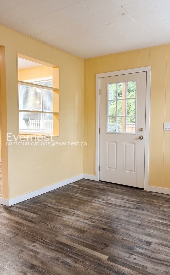 Building Photo - 2-Bed/1-Bath Town Home/ Available Now!