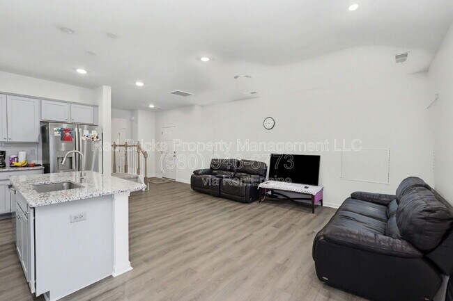 Building Photo - 760 Kitfox Dr NW