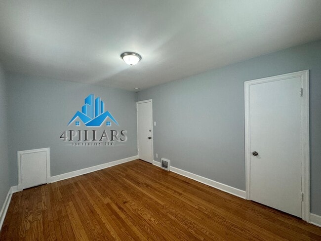 Building Photo - 1715 Parkview Ave