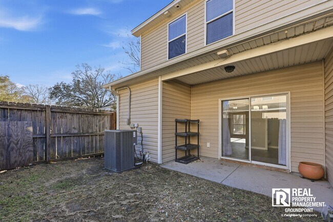 Building Photo - 3 Bedroom End Unit Townhome Near Dorchester and Ladson Road