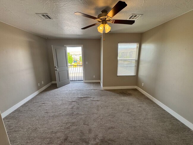 Building Photo - Desert Hills Townhome