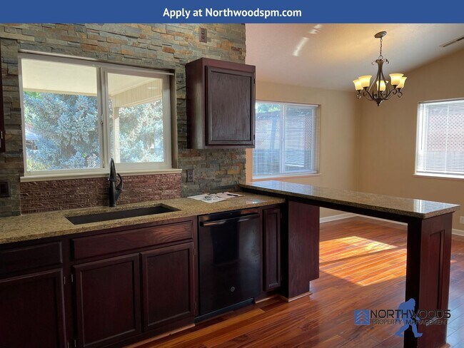 Building Photo - Beautiful 3 Bedroom 2 Bath Home