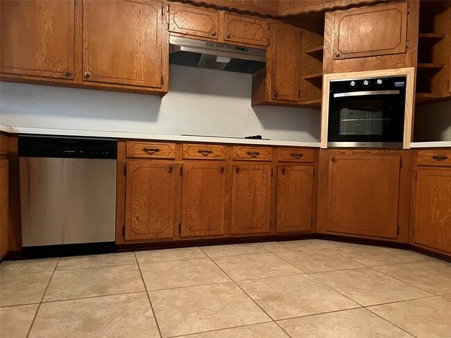 Building Photo - 401 Oakhill Dr