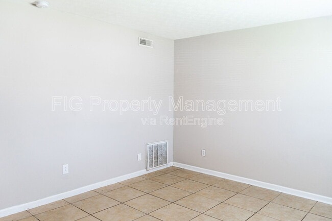 Building Photo - 123 Louella Dr
