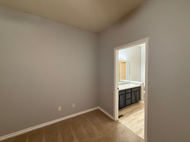 Building Photo - Bright and Modern 3-Bed, 2.5-Bath Townhous...