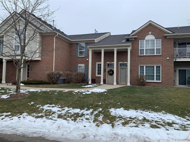 Building Photo - MOVE IN READY CONDO IN WALLED LAKE!