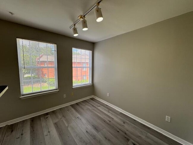 Building Photo - Updated 2 Bedroom 2 Bath Townhome in Siena...