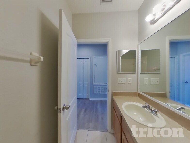 Building Photo - 1036 Napolean Way