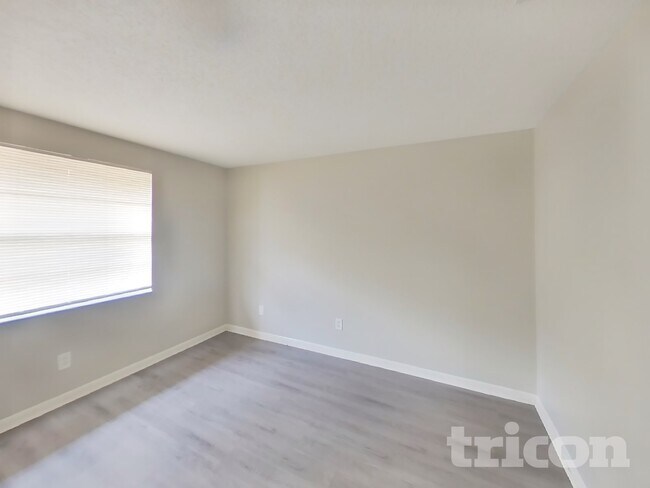 Building Photo - 1203 Seffner Valrico Rd