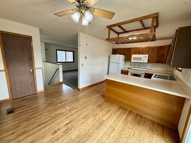 Building Photo - Large 4 Bedroom/2 Bath Bi-Level Home with attached 2 Car Garage in North Loveland