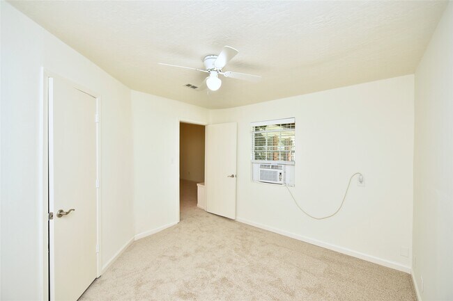 Building Photo - 2035 Shorewood Ln