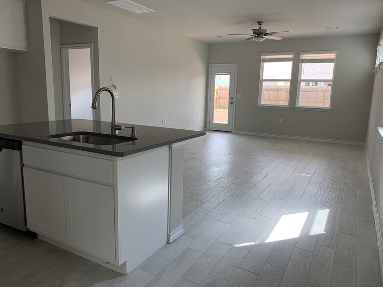 Building Photo - 1607 Adobe Walls Way