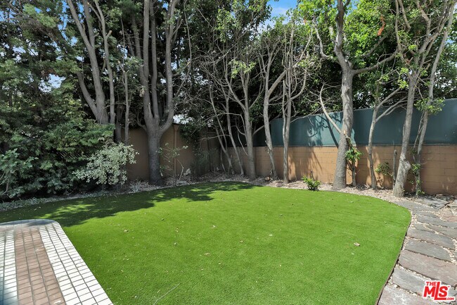 Building Photo - 1105 S Alfred St