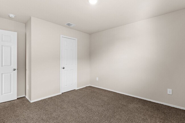 Building Photo - 4 bedroom 2 bath in Creekside Hills with Pool Access