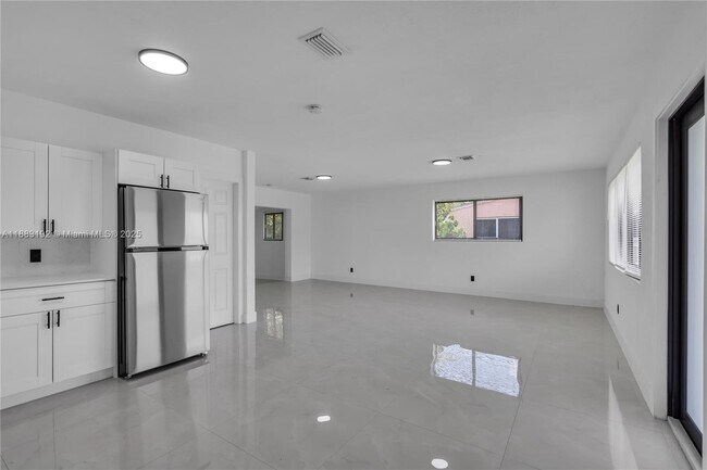 Building Photo - 1000 NW 198th St
