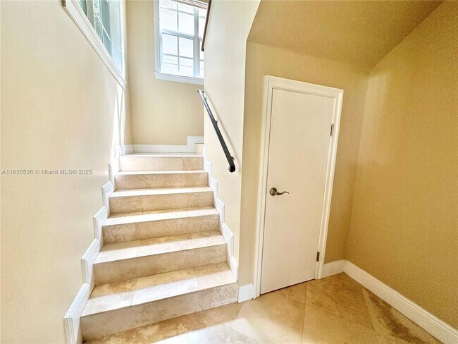 Building Photo - 483 Menendez Ave